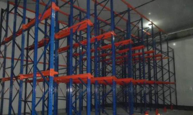 南京貫通式貨架安裝現(xiàn)場